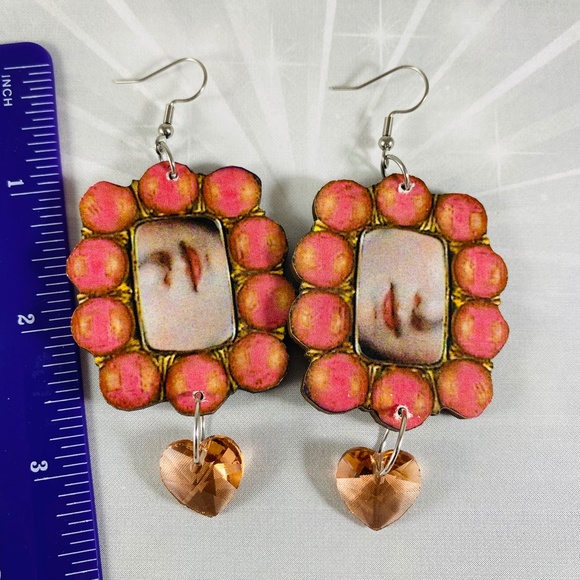 Kiss kiss Victorian image earrings with peach heart crystals - Picture 3 of 4